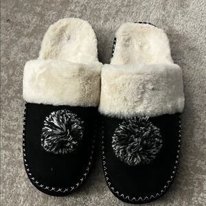 Vionic Black and Cream Pom-Pom Slippers Women’s Size 5- Like New